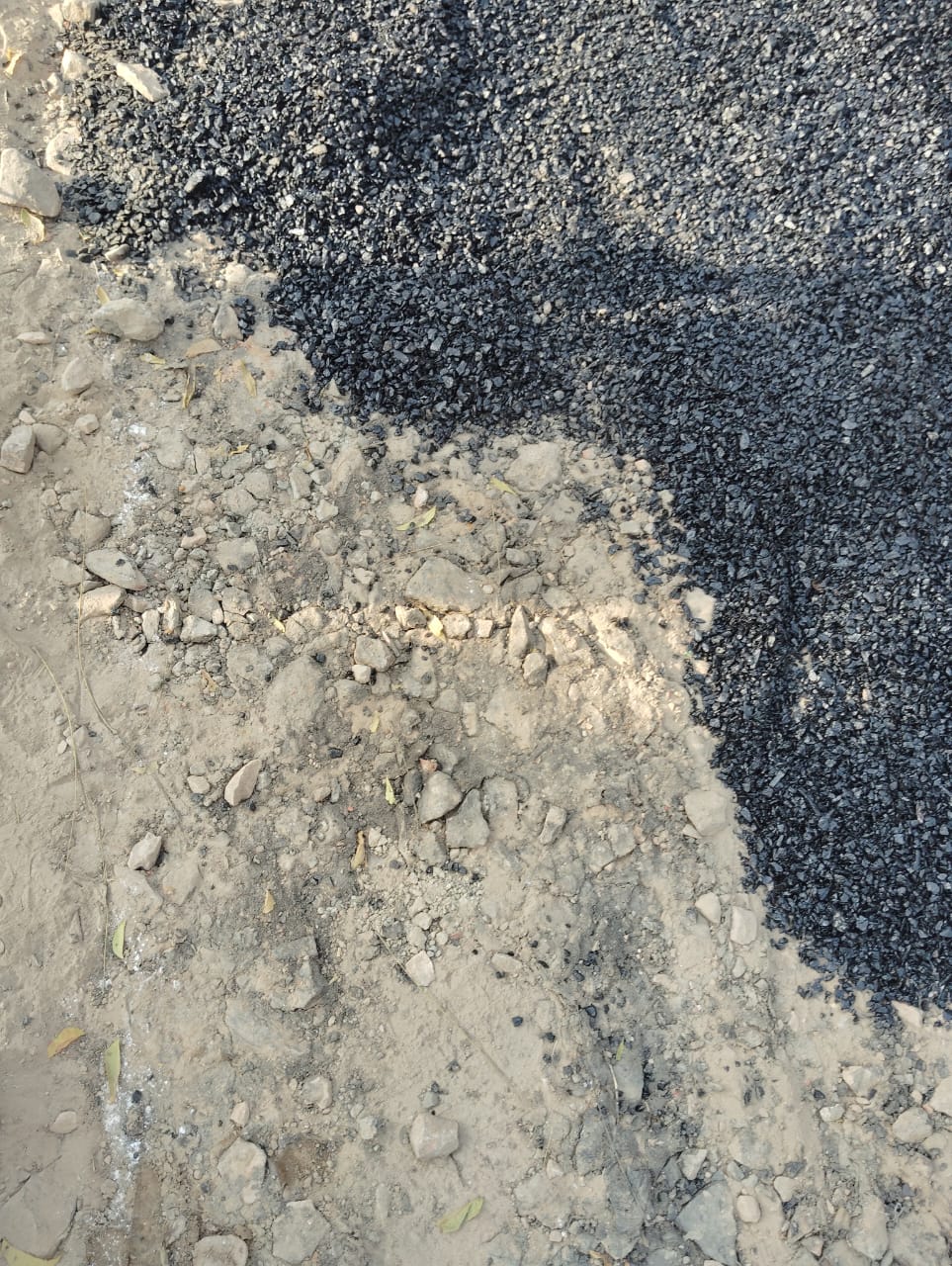 ਇਹ ਇਲਜ਼ਾਮ ਲਗਾਇਆ ਜਾਂਦਾ ਹੈ ਕਿ ਸੜਕ ਤੇ ਬਿਨਾਂ ਸਵੱਛਤਾ ਦੇ ਰੇਤ 'ਤੇ ਕੀਤਾ ਜਾ ਰਿਹਾ ਹੈ.