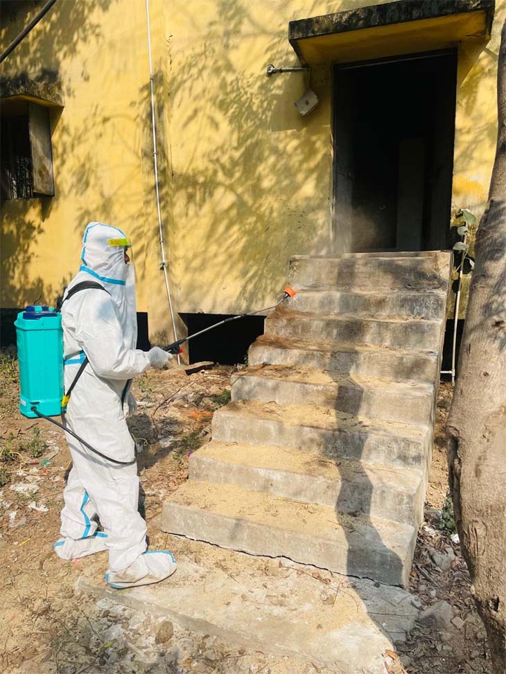 रायगढ़ में फरवरी माह में बर्ड फ्लू की पुष्टि होने के बाद पोल्ट्री फार्म को सैनेटाइज किया गया था।