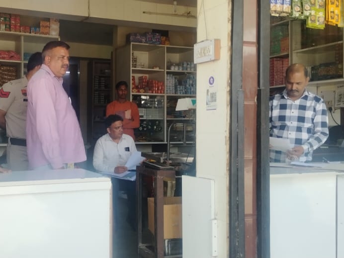 ਟੀਮ ਦੁਕਾਨ 'ਤੇ ਪੜਤਾਲ ਕਰ ਰਹੀ ਹੈ.