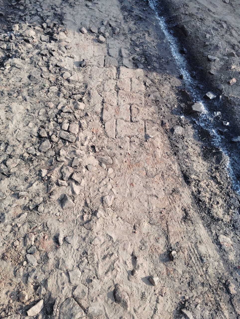 ਪੰਚਾਇਤ ਦੇ ਇੰਟਰਲਾਕ ਟਾਈਲ 'ਤੇ ਸੜਕ ਬਣਾਈ ਗਈ ਹੈ.