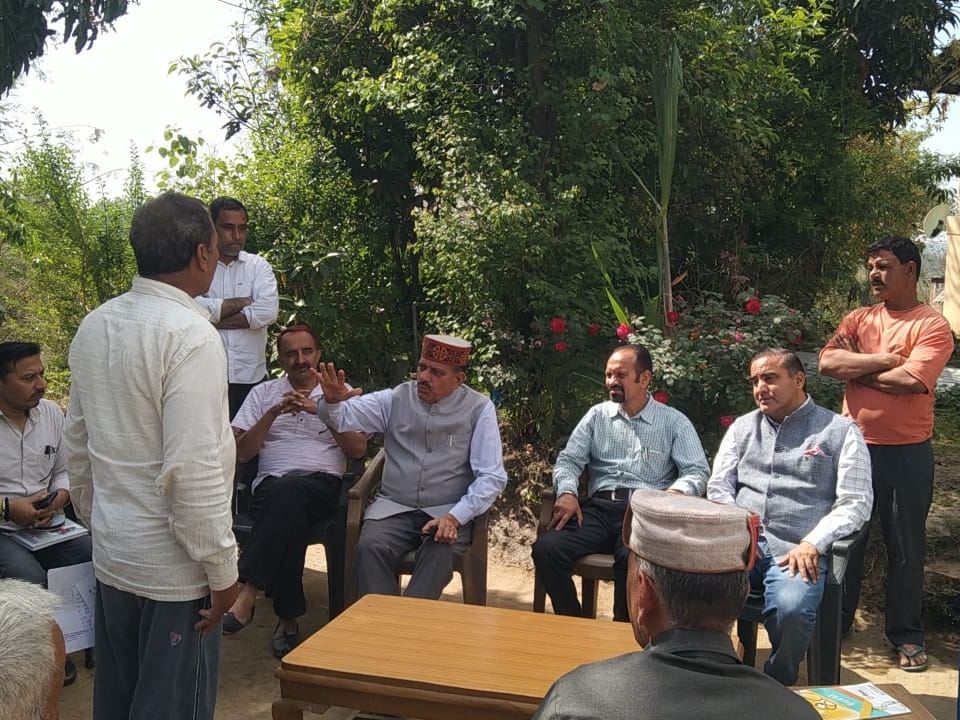 सुजानपुर विधायक कैप्टन रंजीत सिंह ग्रामीणों से मिलने पहुंचे।