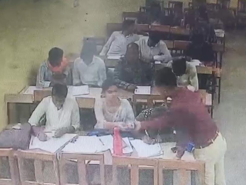 डीएलएड सेकेंड ईयर के प्रैक्टिकल एग्जाम में नकल सामाग्री मिलने के बाद परीक्षार्थी पेपर लिखने लगे।