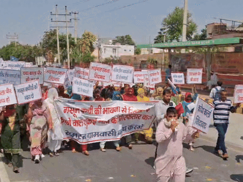 ਬੁੱਧਵਾਰ ਨੂੰ, ਪਿੰਡ ਵਾਸੀਆਂ ਨੇ ਉਨ੍ਹਾਂ ਦੇ ਹੱਥਾਂ ਵਿਚ ਮਹੰਤ ਸ਼ੁਕ੍ਰਾ-ਨਾਥ ਨੂੰ ਤਖ਼ਤੀ ਅਤੇ ਬੈਨਰਾਂ ਨਾਲ ਦੂਰ ਕਰਨ ਲਈ ਰੈਲੀ ਨੂੰ ਬਾਹਰ ਕੱ .ਿਆ.