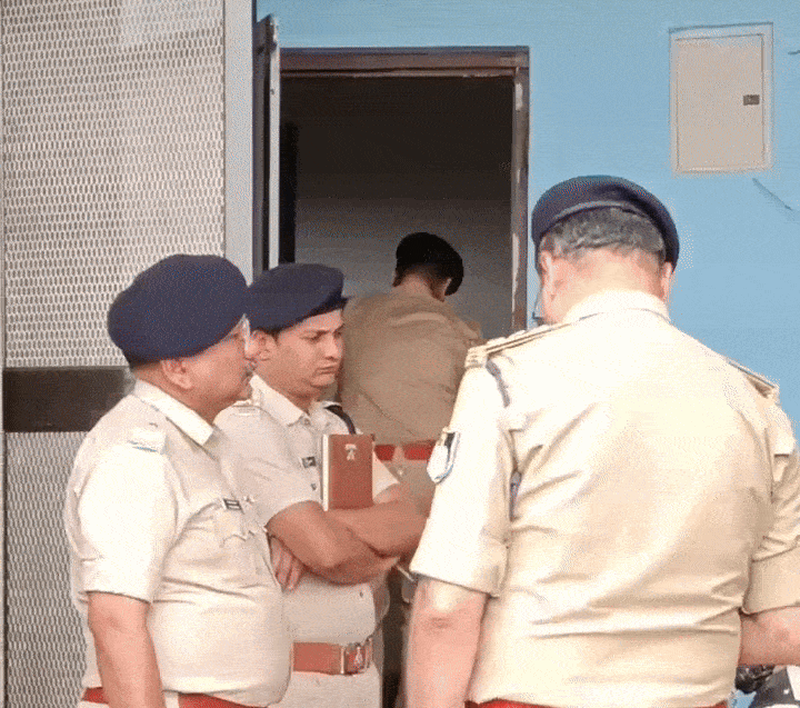 पुलिस अधीक्षक के साथ पुलिसकर्मियों ने घर पर पहुंचकर जांच की।