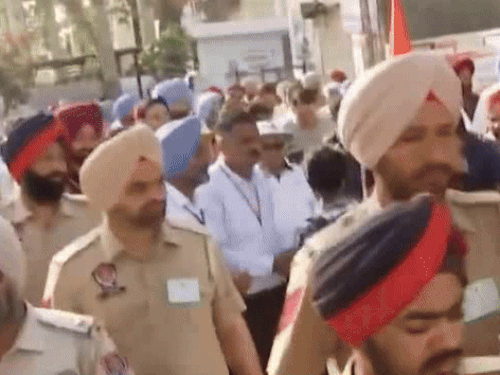 ਸਿਰ ਅਤੇ ਗਵਰਨਰ ਗੁਲਬ ਚੰਦ ਕਟਾਰੀਆ ਚਿੱਟੇ ਟੀ-ਸ਼ਰਡ ਵਿਚ ਆਈ.