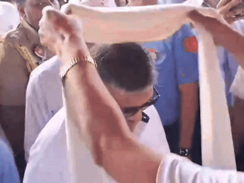 ਸਥਾਨਕ ਅਧਿਕਾਰੀ ਸਰਕਾਰ ਨੂੰ ਕਰਤਾਰਪੁਰ ਲਾਂਘਾ ਪਹੁੰਚਣ 'ਤੇ ਸਵਾਗਤ ਕਰਦੇ ਹਨ.