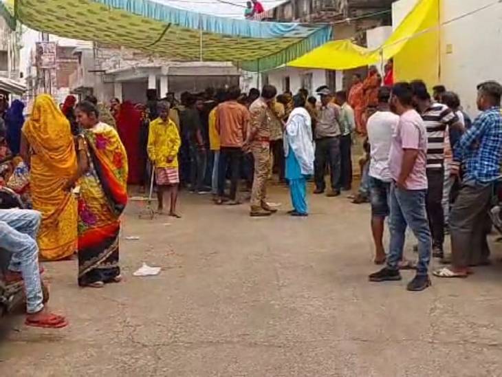 सचिन देर रात अपने कमरे में जहर खाकर आत्महत्या कर ली। गुरुवार सुबह दरवाजा तोड़कर शव को बाहर निकाला गया।