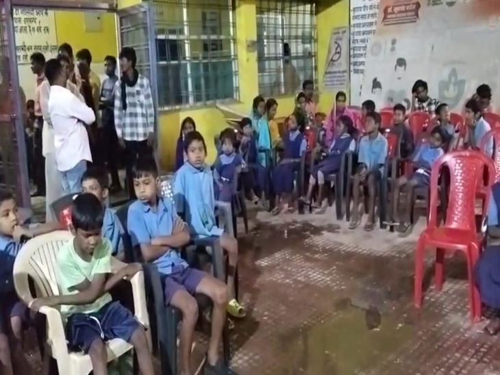 खाने में छिपकली निकलने के बाद 65 से अधिक बच्चों को हॉस्पिटल लाया गया।