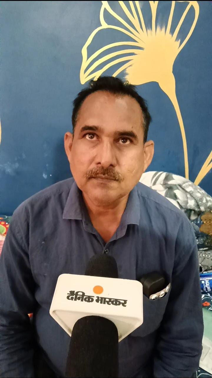 बुजुर्ग ने बताया कि पिस्टल दिखाकर उसे डकैतों ने डराया।