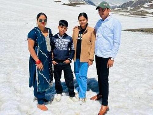 ਸਰਪੰਚ ਨੀਸ਼ਾ ਆਪਣੇ ਪਤੀ ਅਤੇ ਦੋ ਬੱਚਿਆਂ ਨਾਲ.