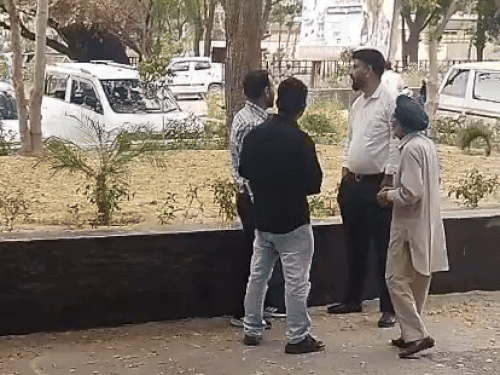 ਹੋਰ ਕੌਂਸਲਰਾਂ ਦੀ ਉਡੀਕ ਵਿੱਚ ਮਿ municipal ਂਸਪਲ ਕੌਂਸਲਰਾਂ ਦੀ ਉਡੀਕ ਵਿੱਚ 2.50 ਵਜੇ ਆਉਣ ਦਾ ਇੰਤਜ਼ਾਰ ਕਰ ਰਹੇ ਹਨ.