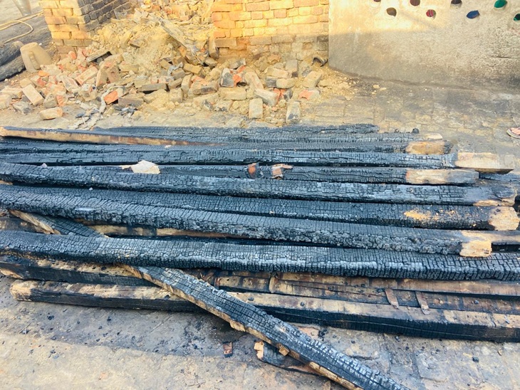 आग लगने के बाद पड़ा जला हुआ सामान