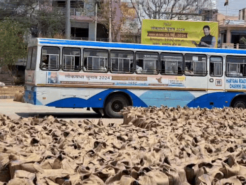 ਆਖਰੀ ਸੀਜ਼ਨ ਦੀ ਖਰੀਦ ਸ਼ੁਰੂ ਕਰਨ ਤੋਂ ਬਾਅਦ ਬੱਸ ਸਟੈਂਡ ਤੇ ਕਣਕ ਦੇ ਬੈਗ ਅਤੇ ਬੱਸ ਉੱਥੋਂ ਬੱਸ.