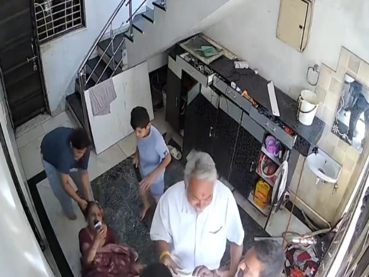 घर के अंदर सास को बहू बाल पकड़कर खींचते हुए।