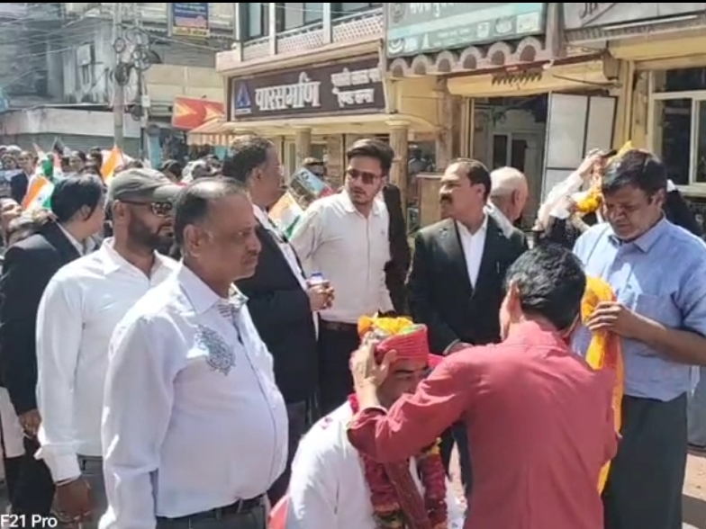 Protest continues over facilities in the new court in Neemuch | नीमच के ...