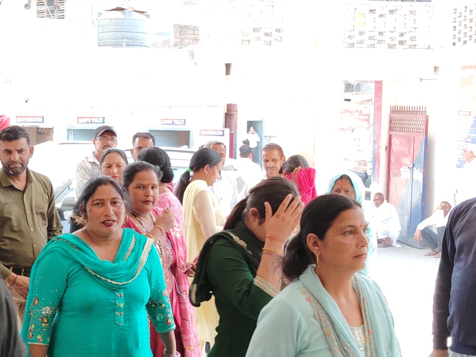 ये तस्वीर कंपनी के इन्वेस्टर और एजेंट्स की है। MD के किडनैप होने के बाद वे चौकी पहुंचे थे।