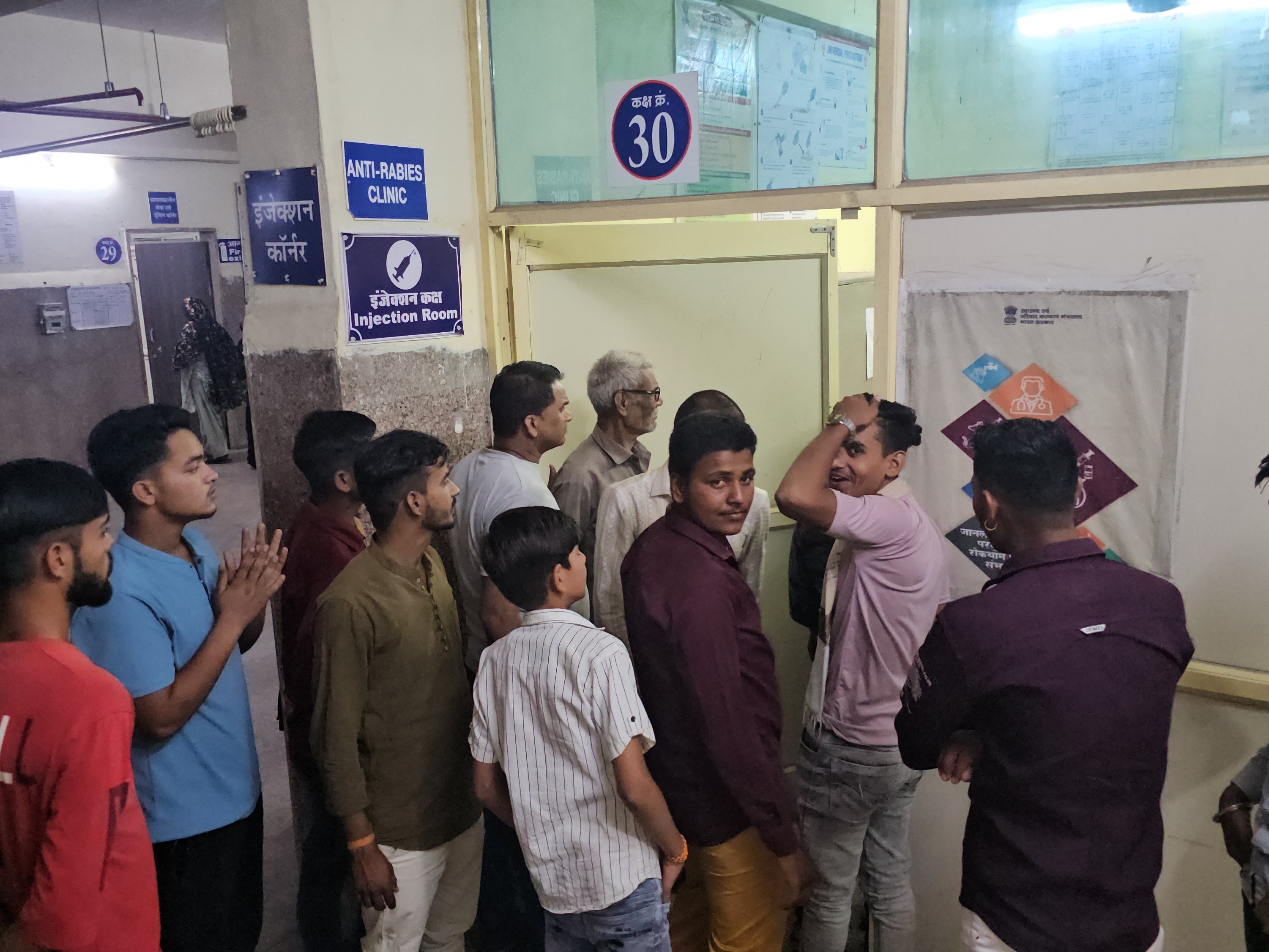 घटना के बाद रेबीज का इंजेक्शन लगवाने के लिए अस्पताल में लोगों की भीड़