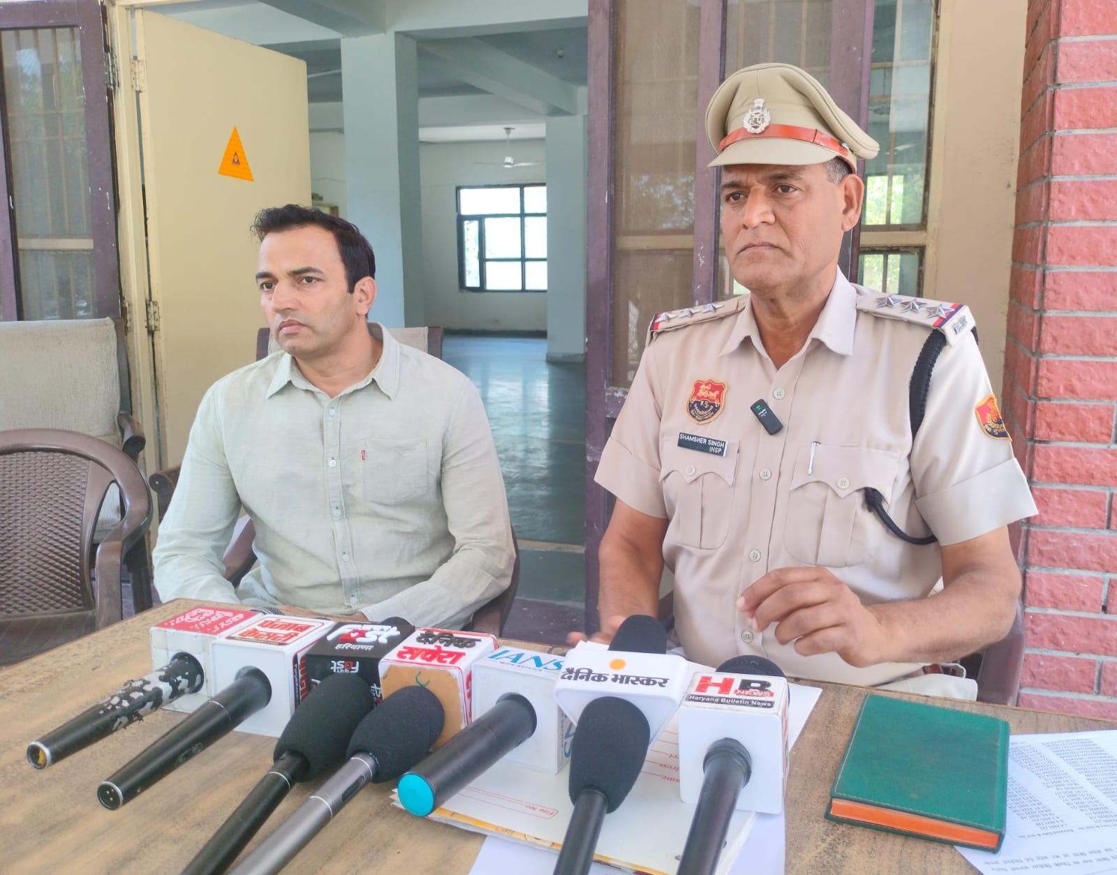 जानकारी देते SHO शमशेर सिंह व ASI अमित खर्ब।