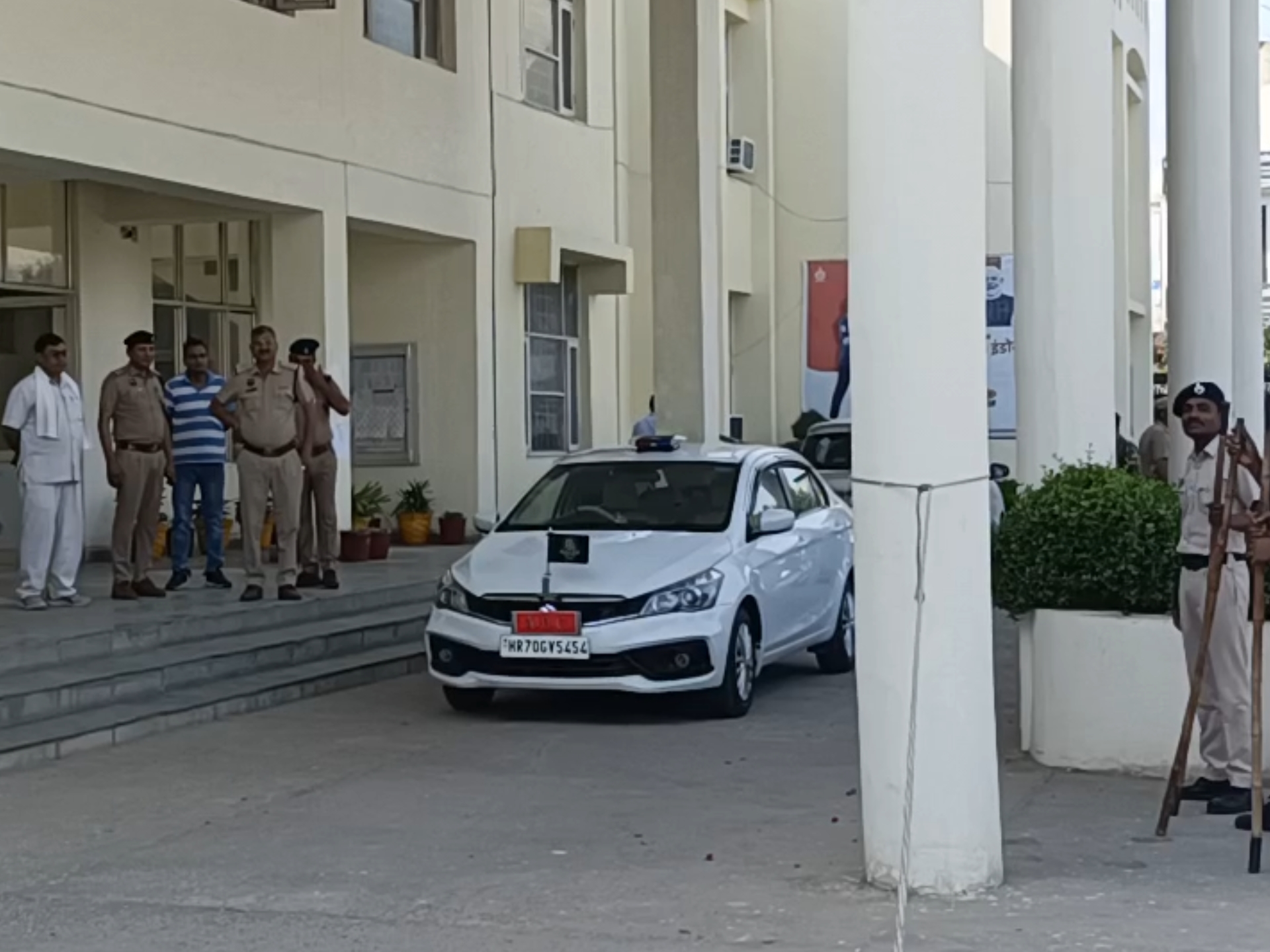 उपमंडल कार्यालय के मेन गेट पर तैनात पुलिस बल।