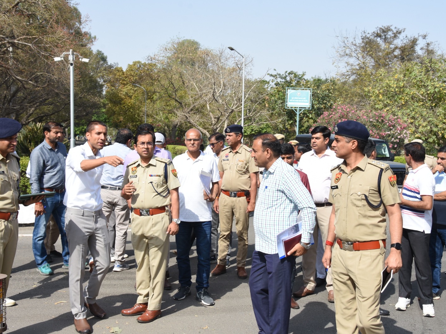 तैयारियों का जायजा लेते अधिकारी