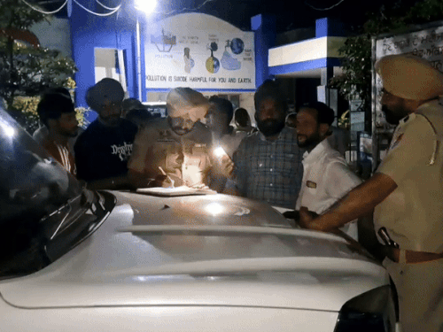 ਪੁਲਿਸ ਹਸਪਤਾਲ ਦੇ ਬਾਹਰ ਕਾਗਜ਼ਾਤ ਕਰ ਰਹੀ ਹੈ.