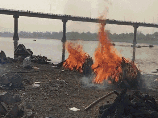 The bodies of the dead bodies were kept on the pyre by keeping it on the pyre.