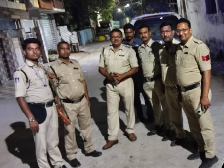 चैकिंग पाइंट पर तैनात पुलिस जवान।