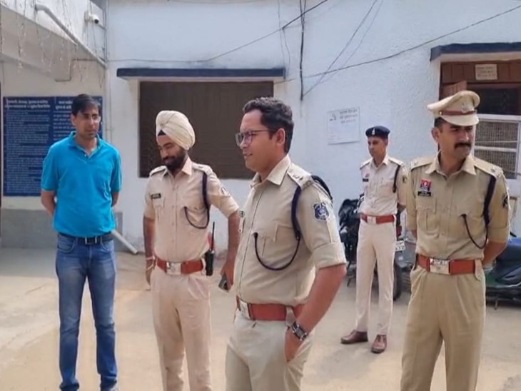आरोपियों के पकड़े जाने के बाद थाने पहुंचे एसपी