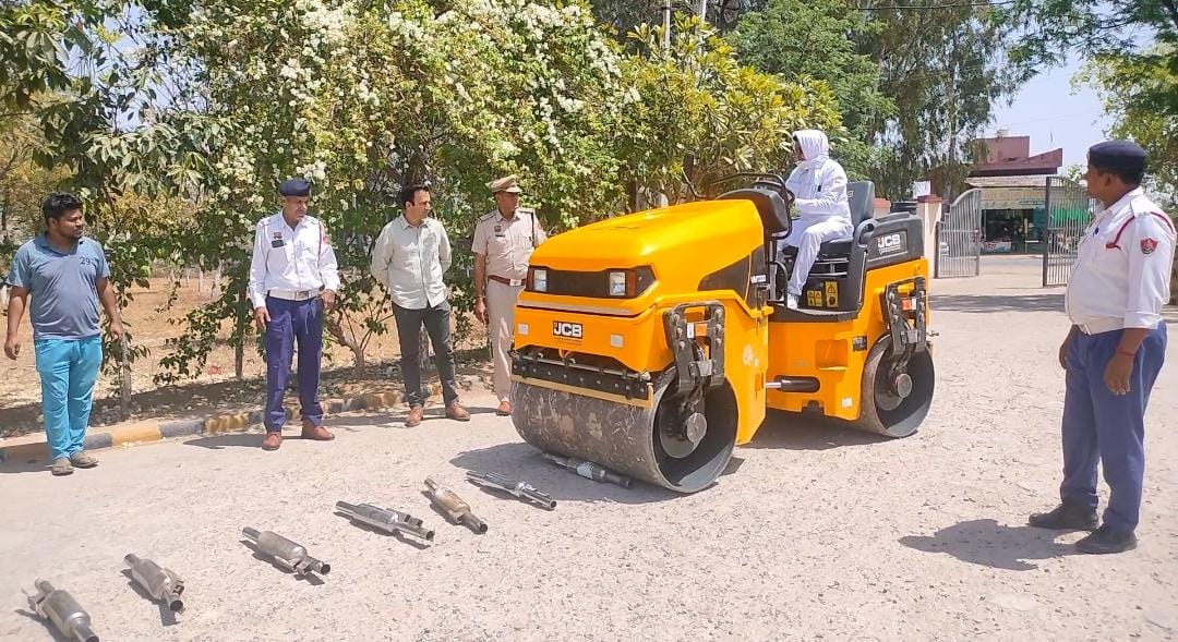 जींद ट्रैफिक थाना में साइलेंसर पर चलाया जा रहा रोड रोलर