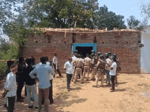 गड़रा गांव स्थित इसी घर से बदबू आ रही थी, जिसके बाद पुलिस को सूचना दी गई।