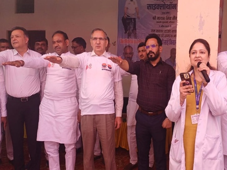 साइक्लोथॉन यात्रा के दौरान शपथ दिलाते हुए