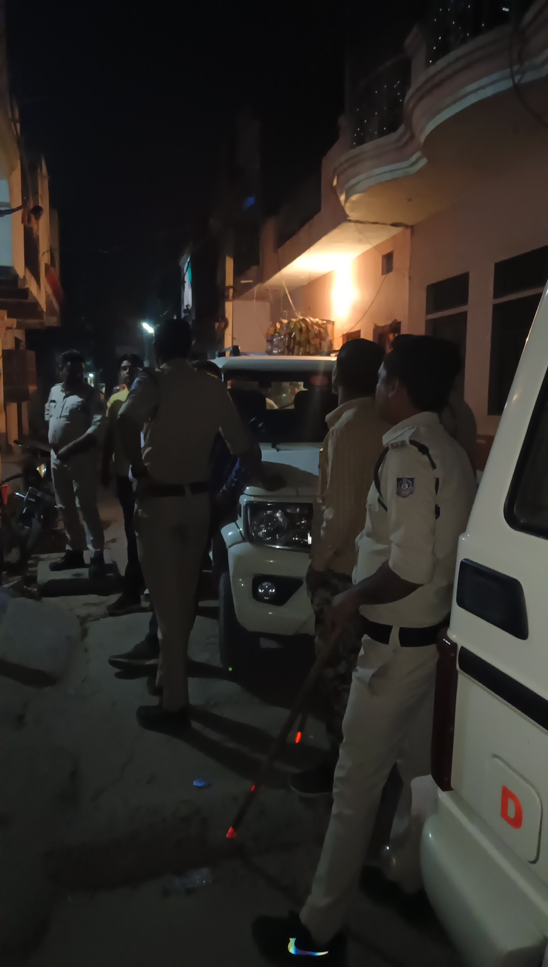 घर को घेरकर बाहर खड़े विभाग के कर्मी।