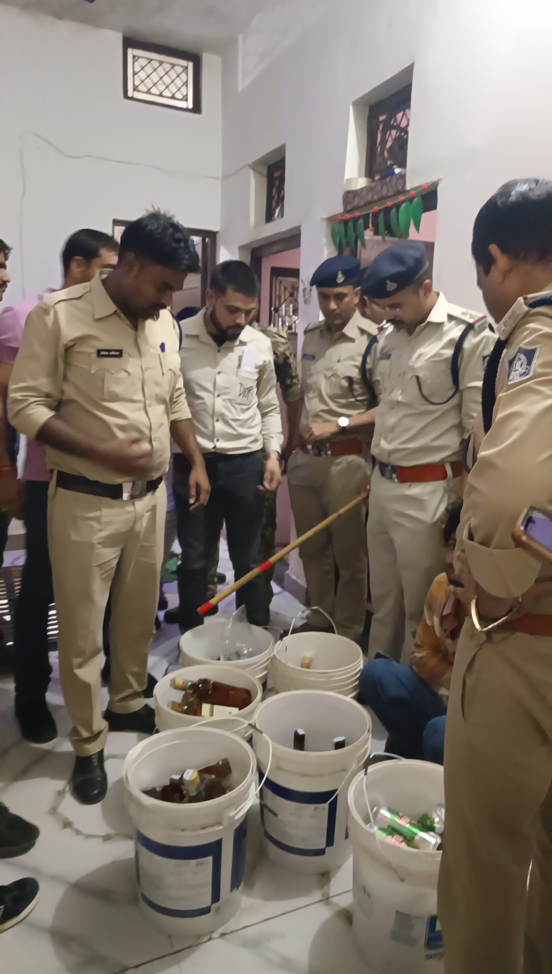 बाल्टियों में भरकर रखी हुई थी शराब।