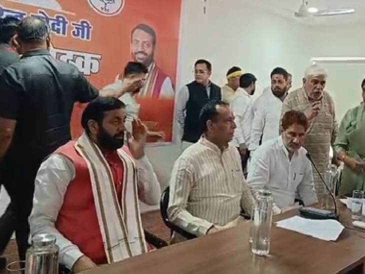 भाजपा कार्यालय में मीटिंग के दौरान मंच पर बैठे सीएम नायब सैनी, प्रदेशाध्यक्ष मोहन लाल।