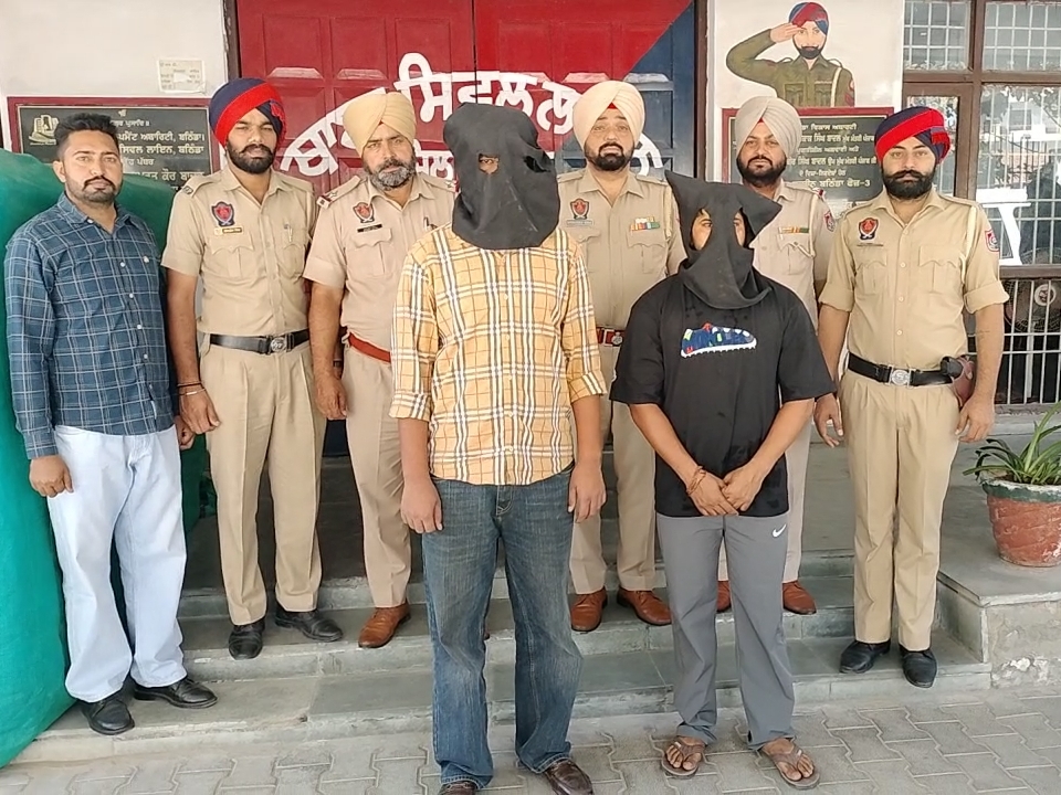 पुलिस की गिरफ्त में आरोपी। - Dainik Bhaskar