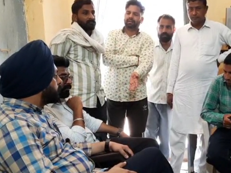 ਕਿਸਾਨ ਅਧਿਕਾਰੀਆਂ ਨਾਲ ਗੱਲਬਾਤ ਕਰਦੇ ਹੋਏ.