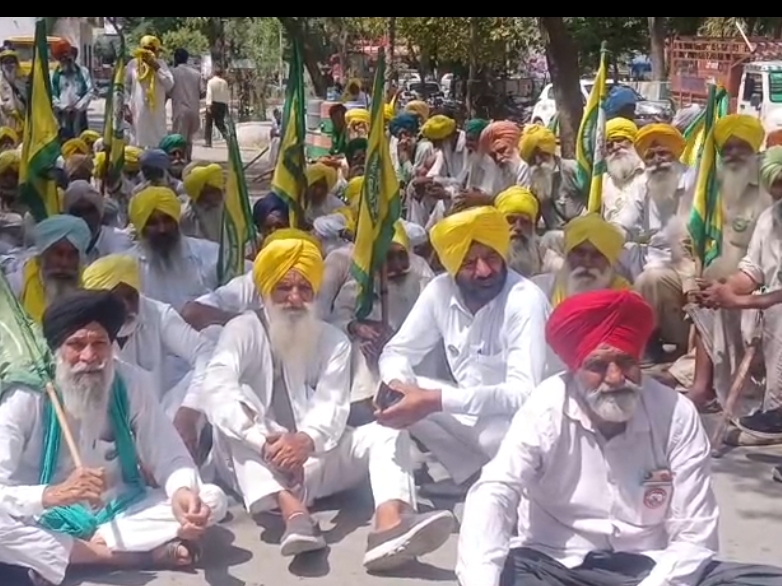 मानसा में अमेरिका और भारत समझौते के विरोध में प्रदर्शन करते किसान। - Dainik Bhaskar