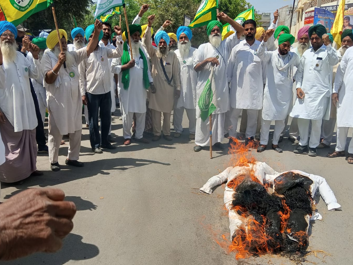 मलाेट में मोदी और ट्रंप का पुतला फूंकते किसान। - Dainik Bhaskar