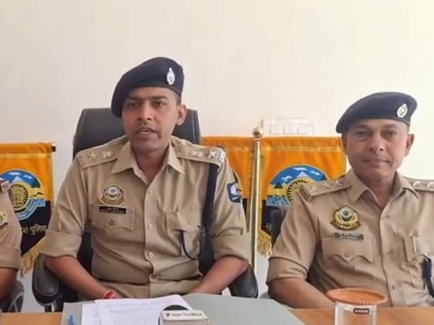 जानकारी देते हुए एसपी मयंक चौधरी।