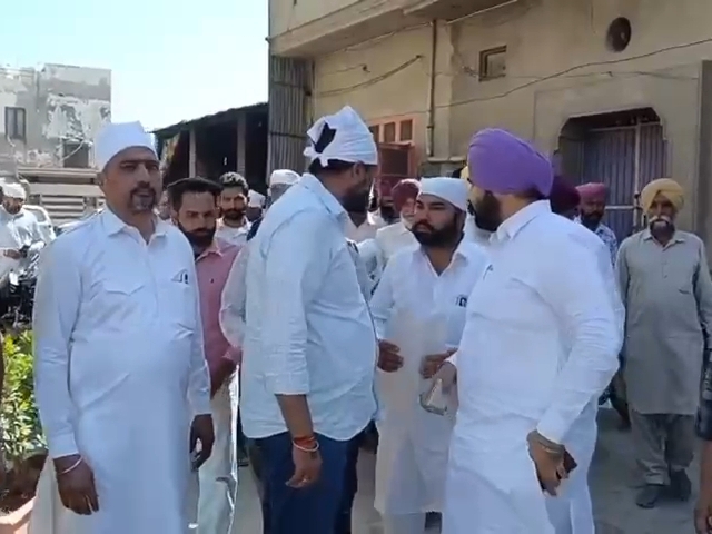 ਵਿਧਾਇਕ ਗੋਲਡੀ ਕੰਪੋਮੋਜ ਪ੍ਰੋਗਰਾਮ ਦੇ ਦੌਰਾਨ ਲੋਕਾਂ ਨਾਲ ਗੱਲਬਾਤ ਕਰ ਰਹੇ ਹਨ.
