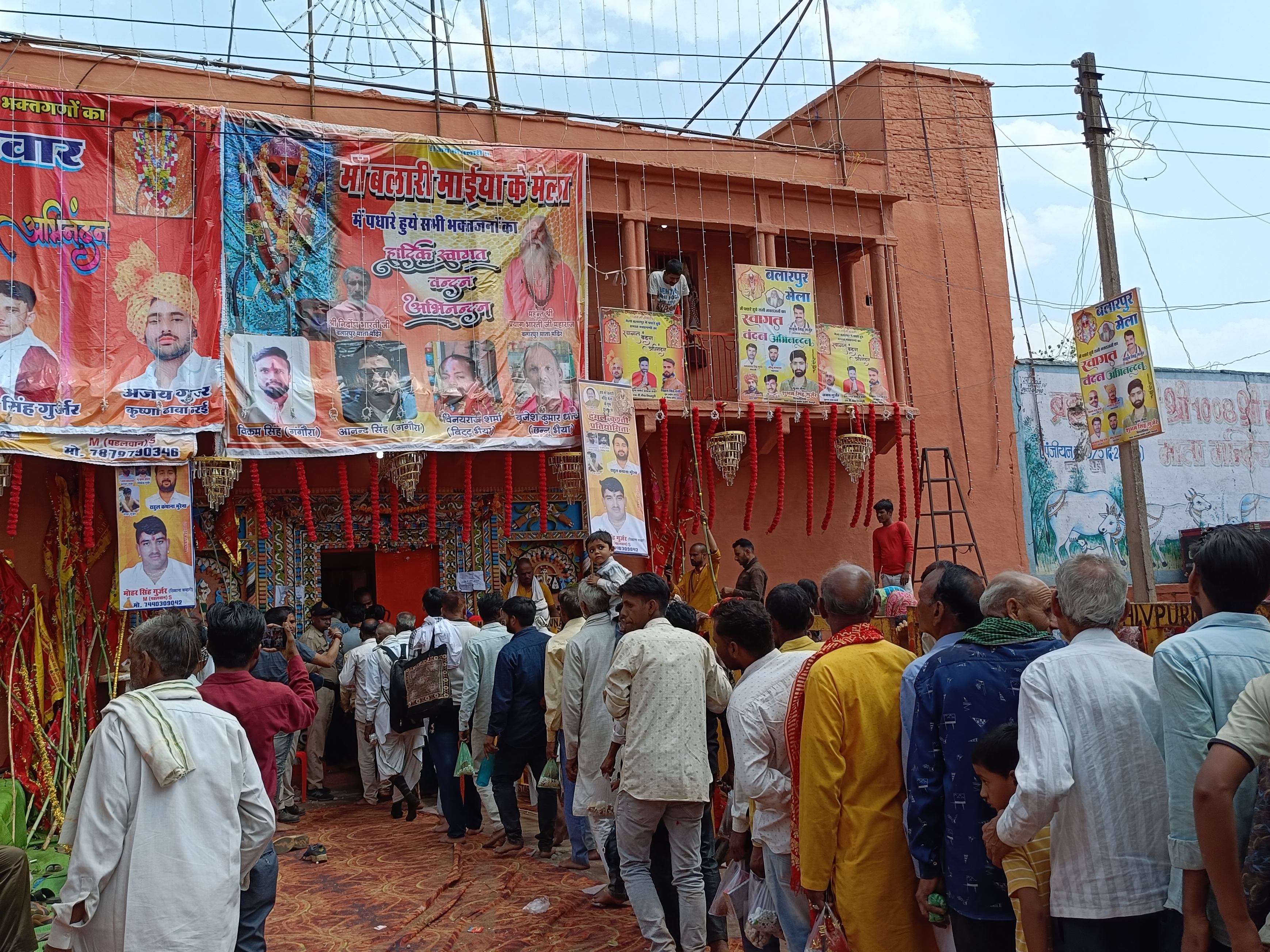 मंदिर परिसर में सुबह से ही दर्शन के लिए लंबी कतारें।