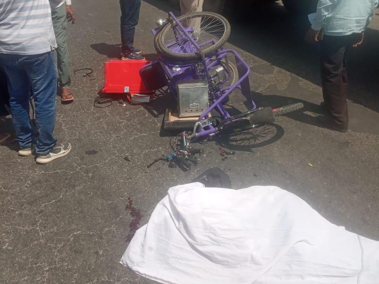 हादसे के बाद क्षतिग्रस्त दिव्यांग साइकिल और पास में मृतक कृष्ण शर्मा।