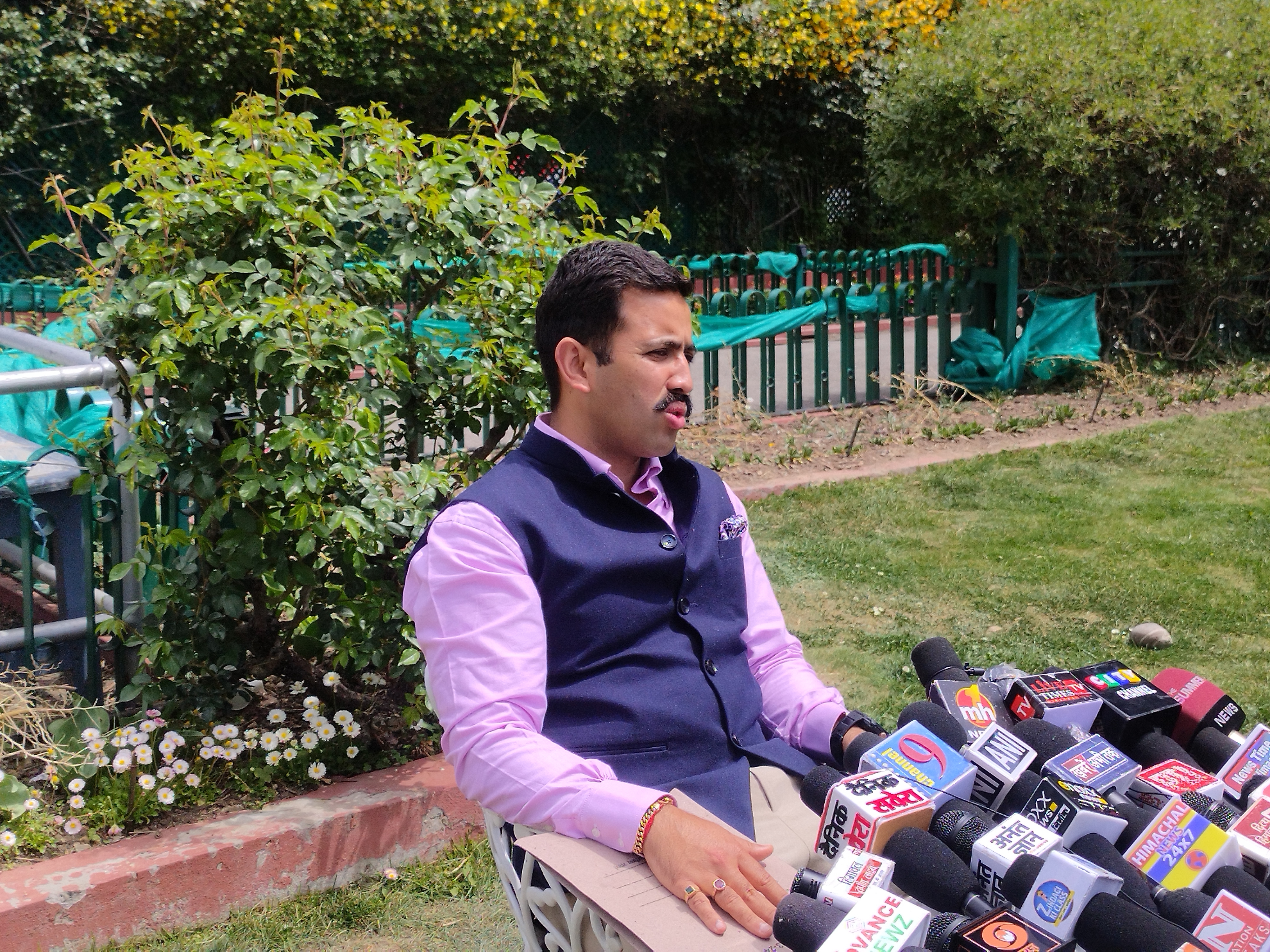 शिमला में मीडिया से बात करते हुए पीडब्ल्यूडी मंत्री विक्रमादित्य सिंह