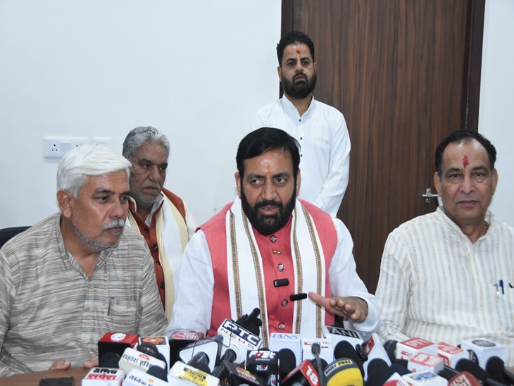 रोहतक के भाजपा कार्यालय में पत्रकारों से बात करते सीएम नायब सैनी।