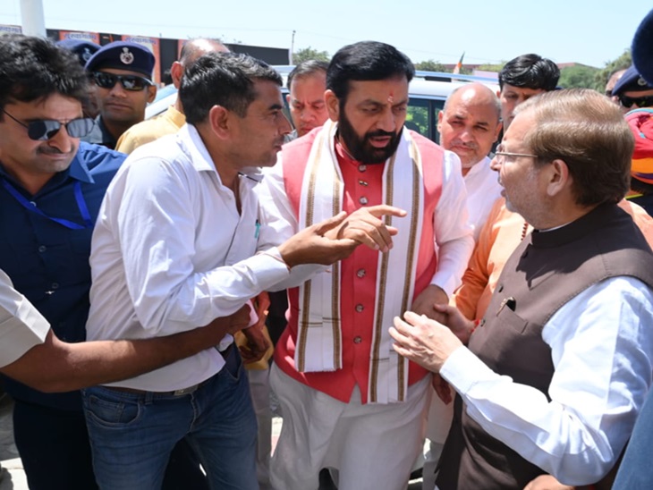 रोहतक के भाजपा कार्यालय पहुंचे सीएम नायब सिंह सैनी से बात करते मंत्री अरविंद शर्मा।