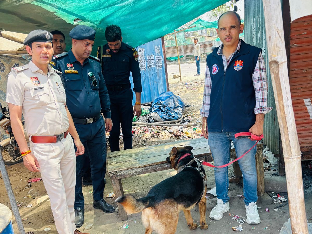 जांच करती डॉग स्क्वायड टीम।