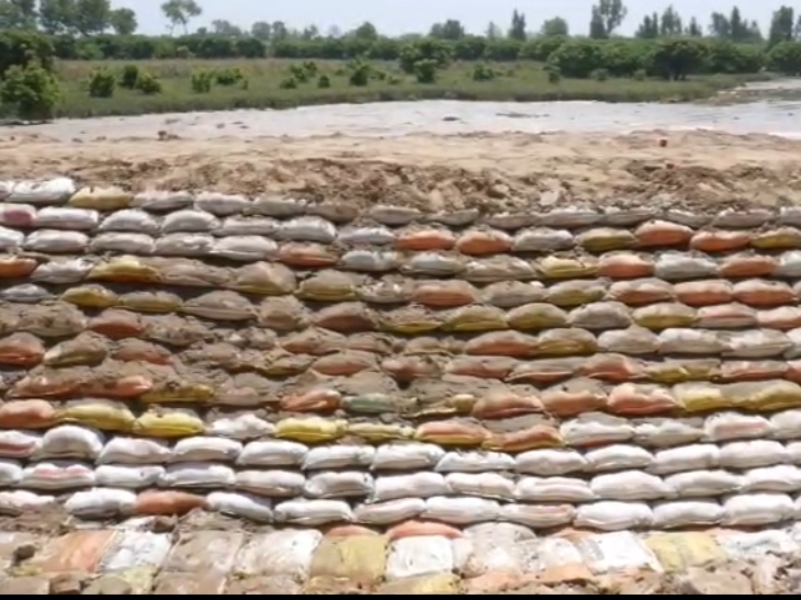 ਮਿੱਟੀ ਦੇ ਟੁਕੜੇ ਬਚਾਅ ਲਈ ਡੋਲ੍ਹਿਆ.