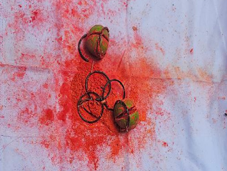 घर के सामने सफेद कपड़े पर सिंदूर, काली चूड़ियां, कटे हुए नींबू में सुई चुभोकर रखा गया था।