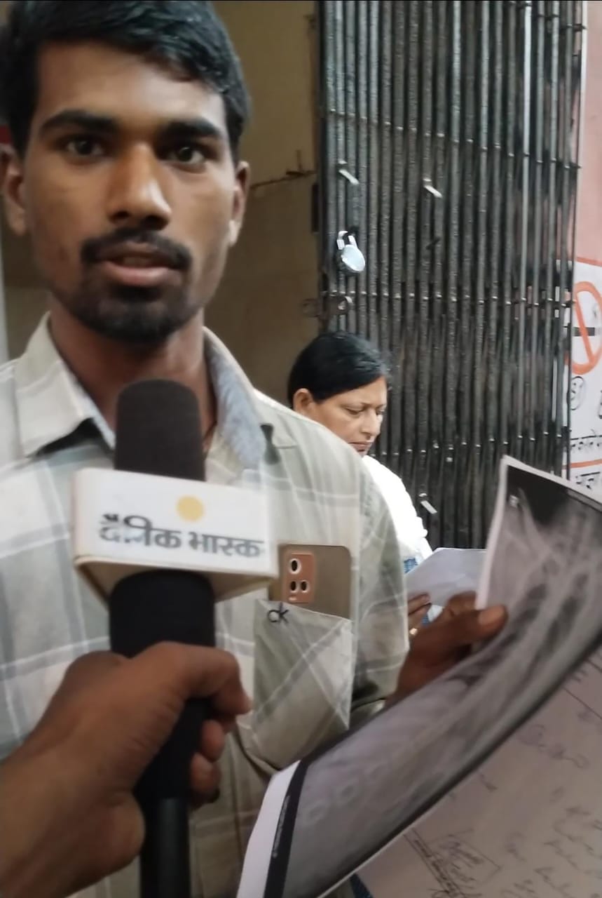 तीमारदार हितेश पन्ने पर मिले रिपोर्ट को दिखा रहे हैं