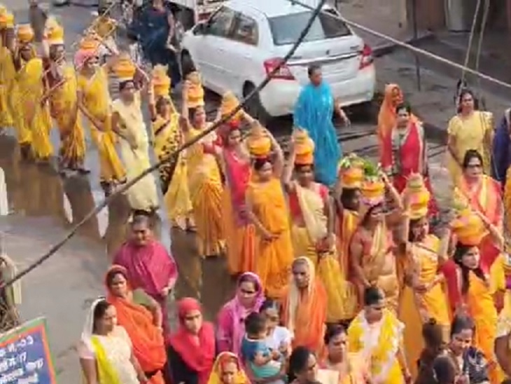 कलश यात्रा निकालती महिलाएं